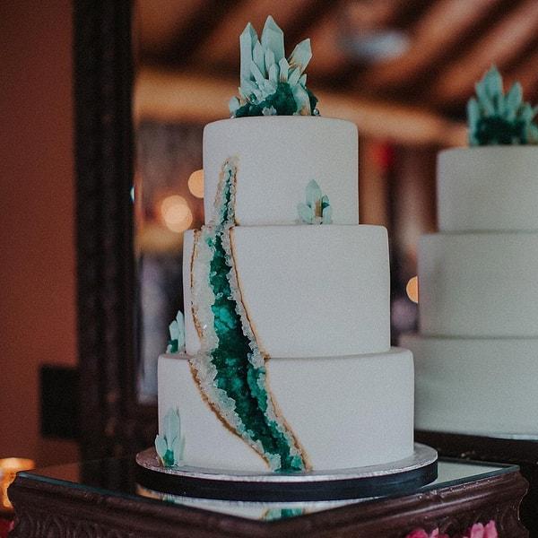 2. Değerli taş kayacı görünümündeki bu pastalar, düğüne gelen misafirlerin gözlerini alamayacağı detaylardan biri olmaya aday.