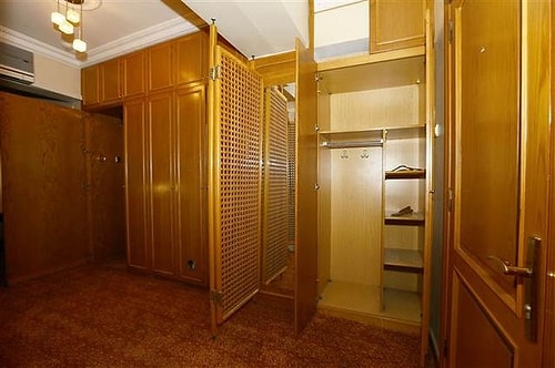 FETÖ'nün Okulunda Elbise Dolabından Girilen Gizli Oda