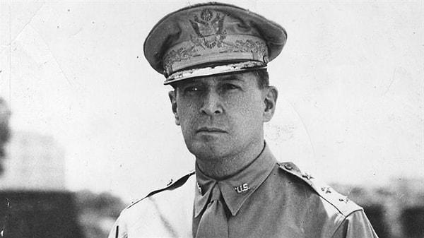 13. Douglas MacArthur, ABD'li General.
