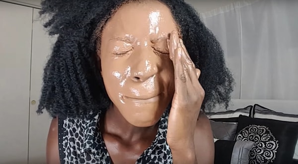 4. И вот эта женщина, снявшая, как она наносит 100 слоев жидкой основы под макияж