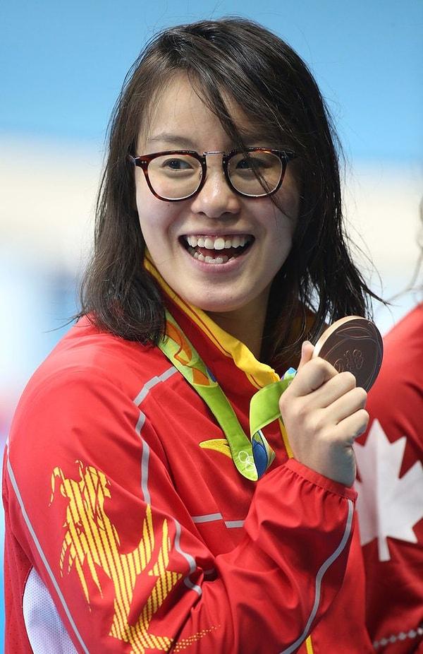 Kadın muhabir nefes nefese kalan kadın yüzücüye 100 metreyi 58.76 saniyede bitirdiğini söyleyince kadın yüzücü şaşkınlık içinde "Bu bir Asya rekorudur" dedi ancak henüz madalya kazandığının farkında değildi.