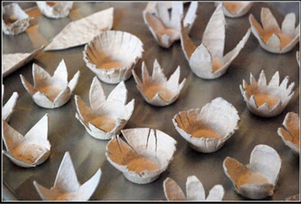 8. А вот и цветочный венок из упаковки от яиц!