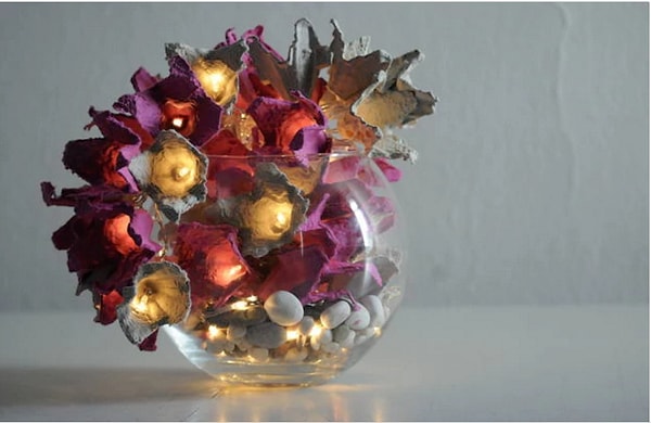 9. Если украсить гирлянду из упаковки от яиц фонариками, получается декор для комнаты 2-в-1: ее можно повесить как гирлянду, а можно сложить в вазу и использовать как ночник