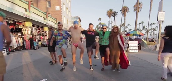 Парень станцевал со ста незнакомыми людьми в разных городах Америки и Канады