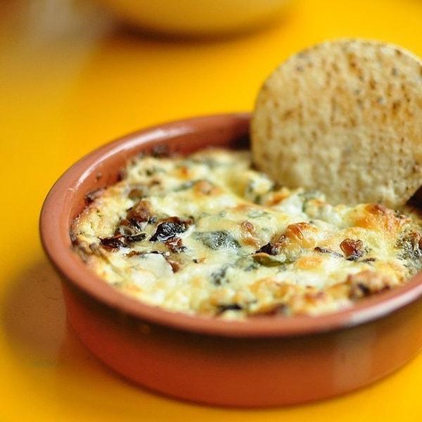 10. Peynir ve mantar ikilisini sevdiyseniz işte sıcacık bir dip sos hali!