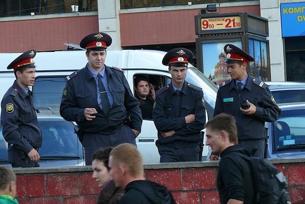 Kocasının inanmadığını gören kadın hızını alamıyor ve Moskova Polis Departmanı'na ihbarda bulunuyor.