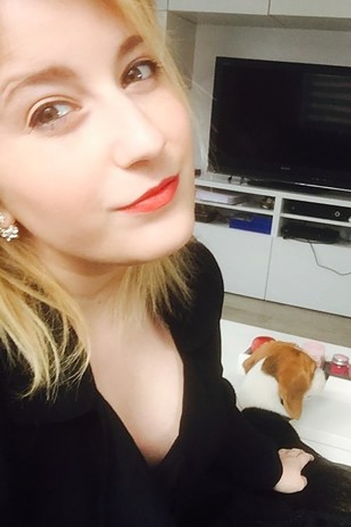 "25 yaşında bir hemşireyim ve iki tane harika köpeğim var."