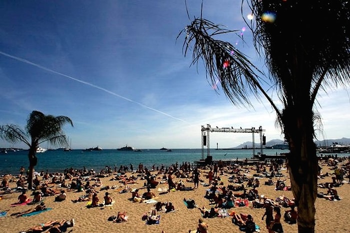 Cannes'da Burkini ile Havuz ve Plaja Girmek Yasaklandı