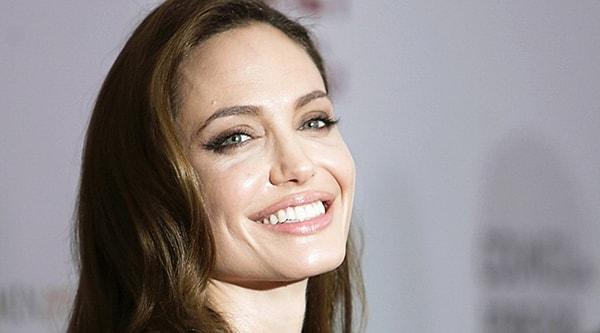 3. Angelina Jolie'nin babası dini anlamda değil lakin geleneksek anlamda fazlasıyla muhafazakardı.