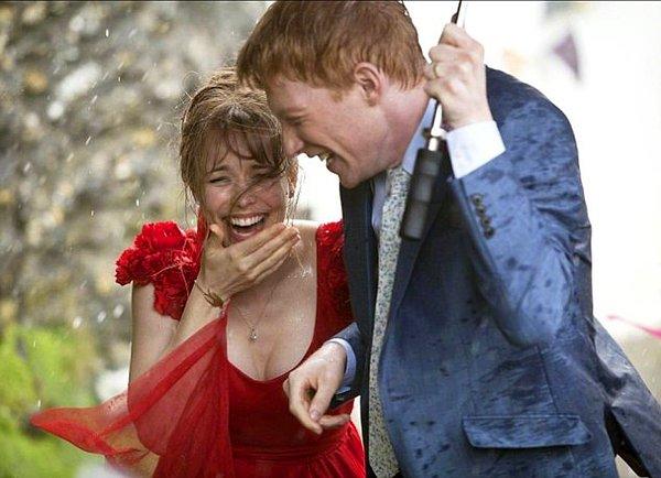 14. Seni de unutmadık Rachel. About Time'daki -yağmur altında kalsa da- kıpkırmızı şahane elbisesi.