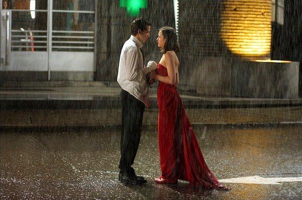 17. Pek çoğumuzun favori romantik filmlerinden Cesaretin Var mı Aşka?'da şu sahneyi daha da güzelleştiren kırmızı.