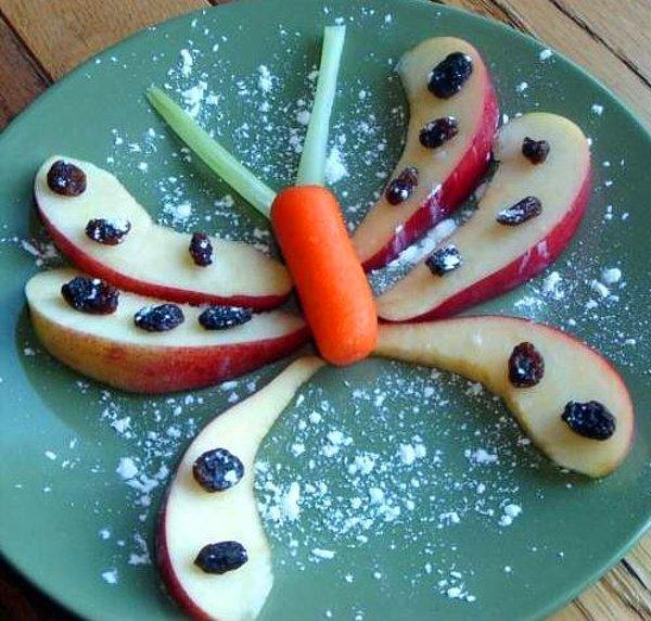10. Meyve ve sebzeleri aynı tabakta sevdiği bir hayvanın şeklini vererek sunmayı deneyin.