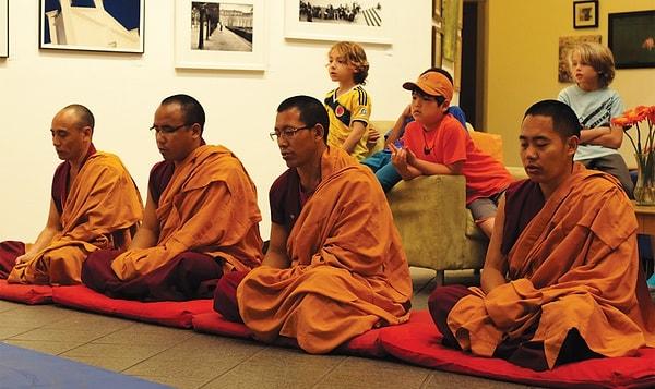 14. Tibetli Budist rahiplerin büyük bir kısmı oturarak uyumaktadır.