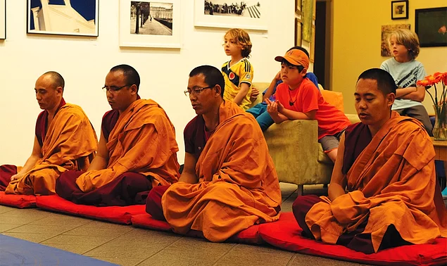 Tibetli Budist rahiplerin büyük bir kısmı oturarak uyumaktadır.