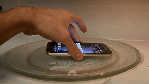 14. Вы можете зарядить свой телефон, положив его на 10 секунд в микроволновку