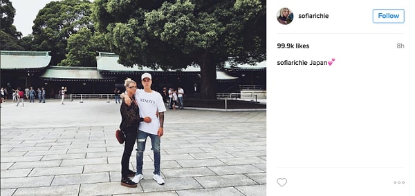 Да и Софи не пытается скрывать их отношения.