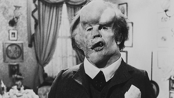 7. Какой из выдающихся актеров скрывается за персонажем "Человека-слона"?