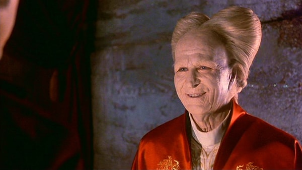 10. Сможете ли вы узнать актера под гримом графа Дракулы?