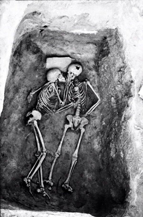 3. 1972 yılında Solduz Vadisi'nde keşfedilen bu iskelet çiftinin, MÖ 800'lü yıllarda öldüğü tahmin ediliyor.