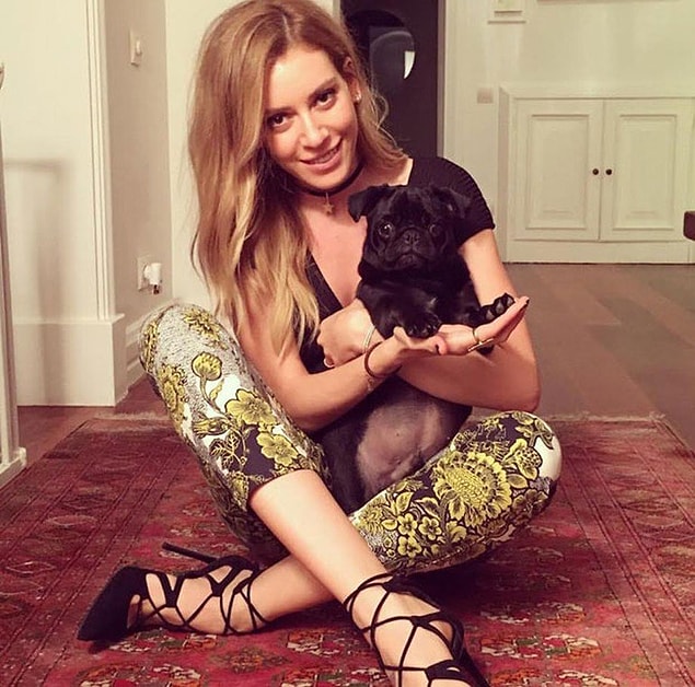 2. Kenan İmirzalıoğlu, eşi Sinem Kobal'a 29. yaş günü hediyesi olarak 3,000 Euro'ya aldığı Pug cinsi bir köpek hediye etti.