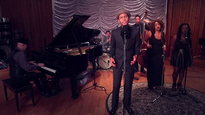 Şarkılara Vintage Havası Katarak Cover'layan Gruptan 'Don't Let Me Down' Performansı