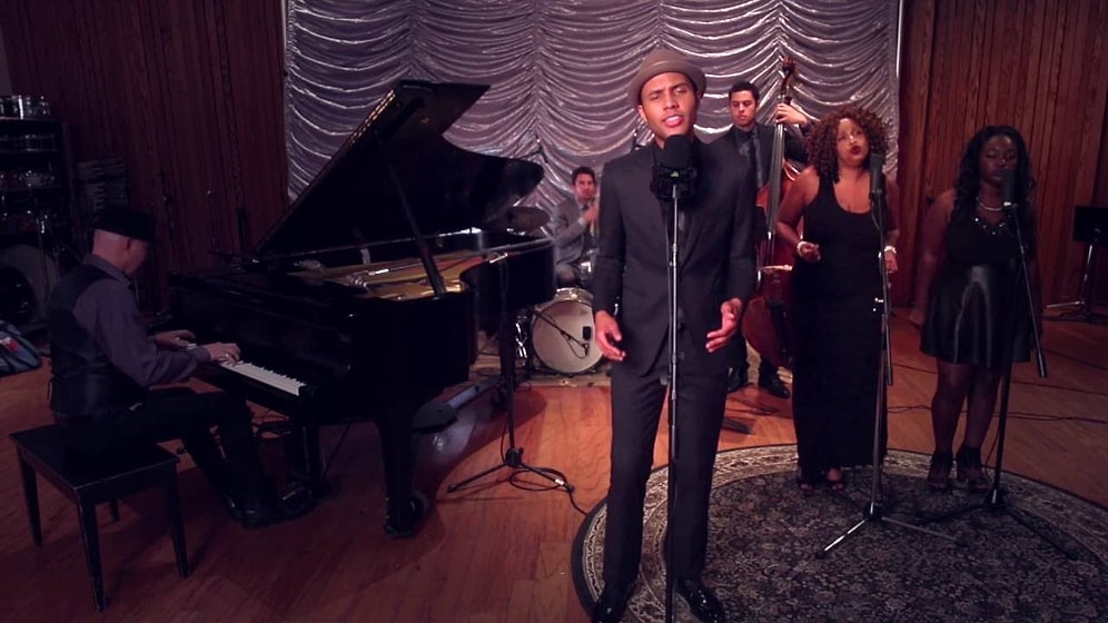 Şarkılara Vintage Havası Katarak Cover'layan Gruptan 'Don't Let Me Down' Performansı