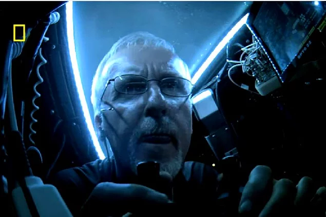 25 Mart 2012'de, yönetmen James Cameron "Dikey Torpil(Deepsea Challenger)" adlı özel denizaltısıyla Mariana Çukuru’na tek başına inmeyi başardı.