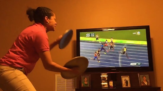 Usain Bolt'un 200 Metre Koşusunu İzlerken Heyecandan Tuhaf Hareketler Yapan Kadın