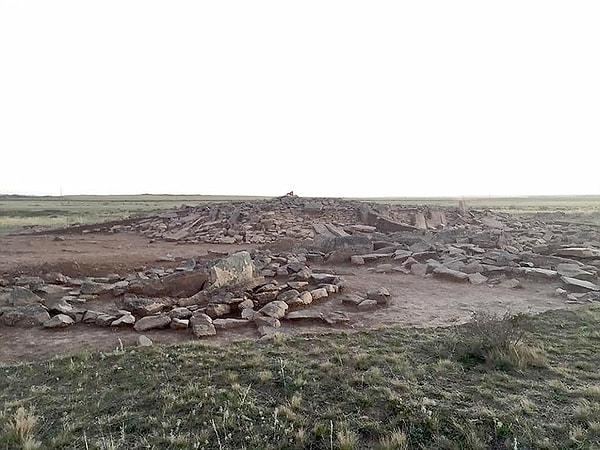 Arkeolog Viktor Varfolomeev bütün alanın farklı zamanlara tarihlendirilen 27 ayrı yapıdan oluştuğunu açıkladı