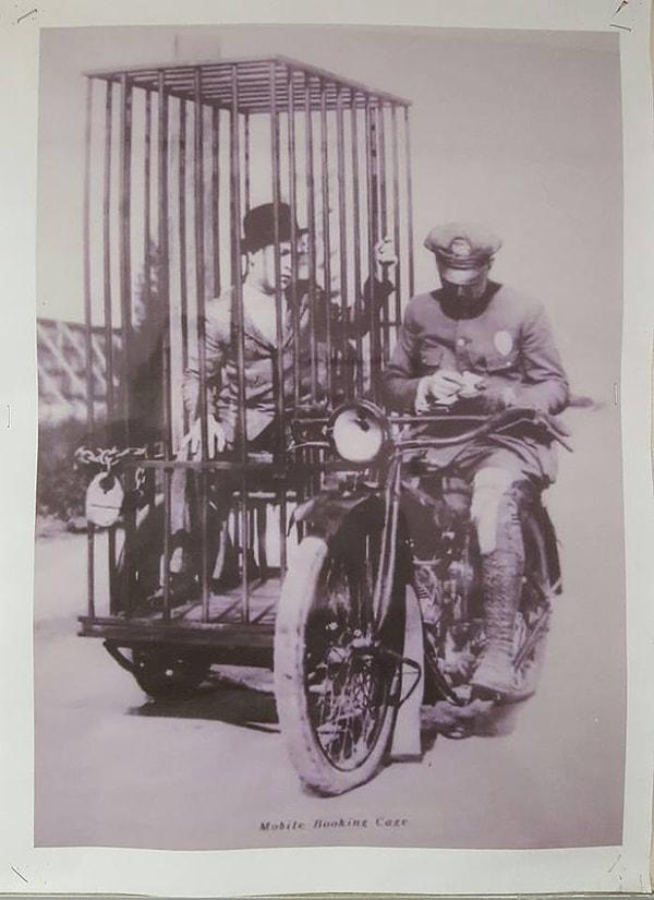 9. Yakaladığı suçluyu motosikletin yan bölmesineki kafese koyan bir polis, 1920'ler