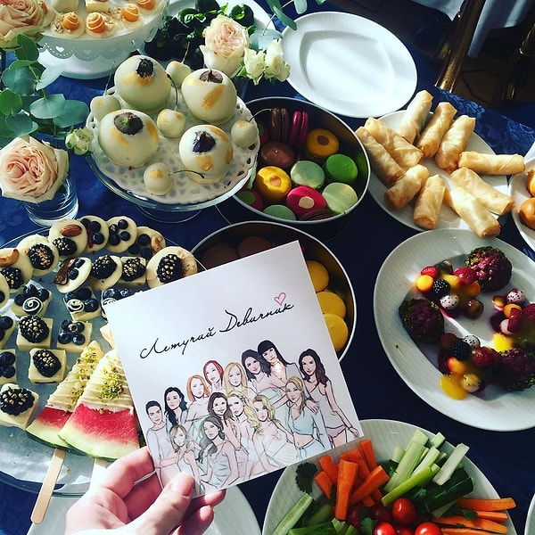 8. Летучая заказала для своих подруг самые необычные и вкусные десерты. Особенной популярностью пользовался арбуз в белом шоколаде.