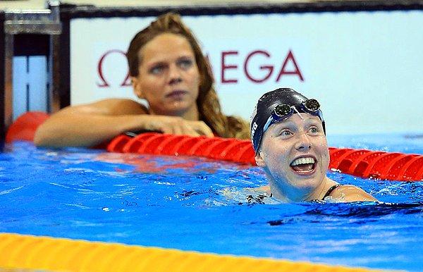 8. Amerikalı Lily King'in altın madalya kazandığını öğrendiği anda, Rus yüzücü Yulia Efimova arkasında böyle görüntülendi.