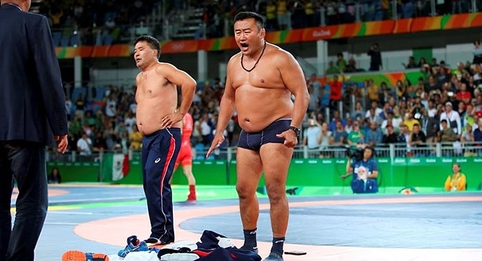 Güreş Antrenörleri Hakemi Protesto Etmek İçin Soyundu