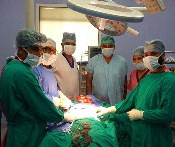 Hindistan'ın Punjab eyaletinde 19 Ağustos günü, Corporate Hospital'de görev yapan bir grup cerrah yoğun bakım ameliyathanesine çağırıldılar.