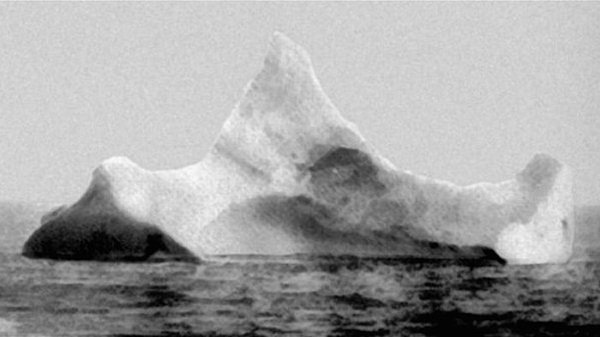 2. Üstündeki kırmızı ve siyah lekelerle tanınan ve Titanic'i batırdığına inanılan buzdağı, 1912.