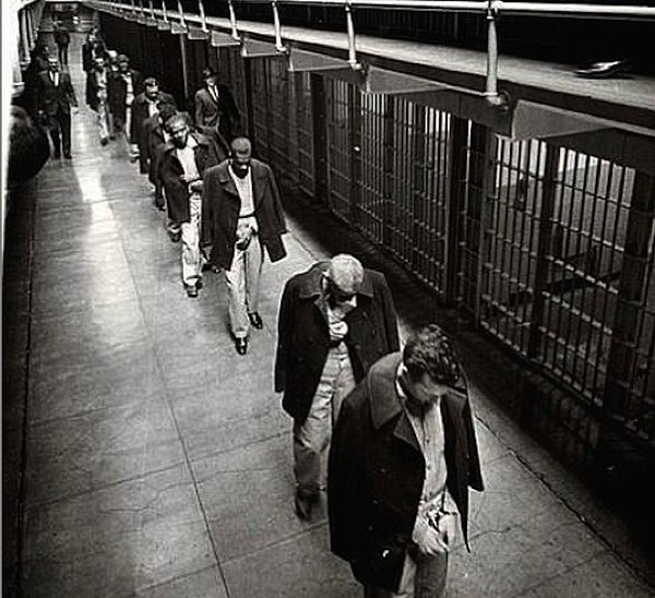 17. Alcatraz hapishanesinden son ayrılan mahkumlar, 1963.