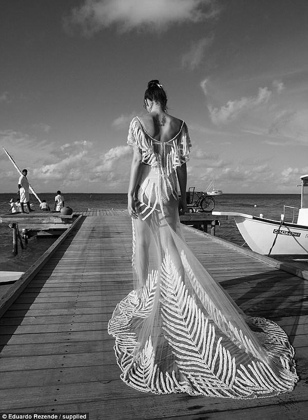 12. Платье полностью соответствовало местному южному колориту.