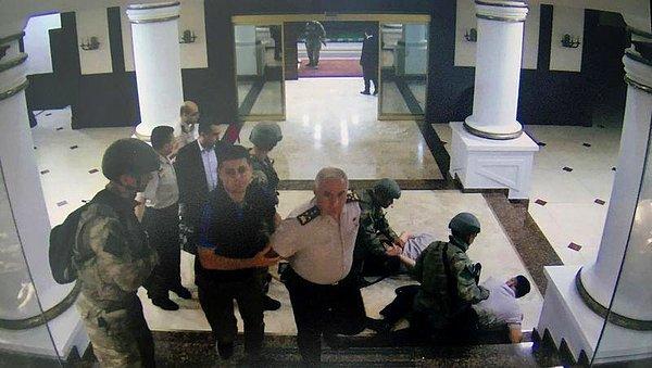 Genelkurmay ikinci başkanı Orgeneral Yaşar Güler (Ortada) darbeci askerler tarafından böyle götürüldü. Elleri arkadan bağlanarak komutan katına çıkarıldı.