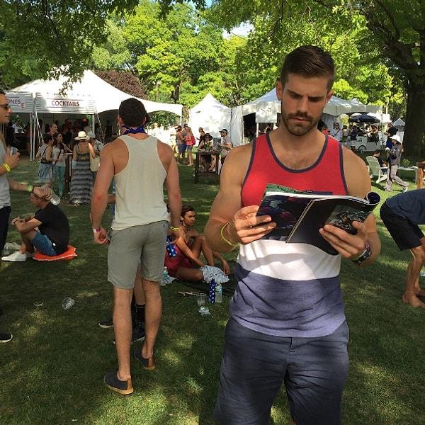 1. Hot Dudes Reading, çevrenizde pek göremeyeceğiniz erkeklerden oluşan bir Instagram hesabı.