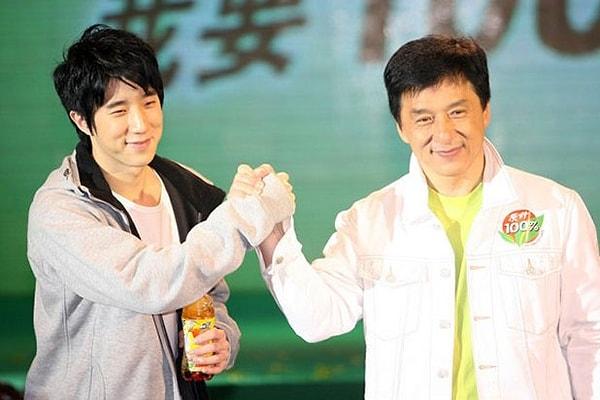 11. Çin'de uyuşturucu karşıtı kampanyalar yürüten, zeki, çevik ve ahlaklı Jackie Chan'in oğlu uyuşturucuyla yakalandı. Jackie Chan resmen yerin dibine geçti.