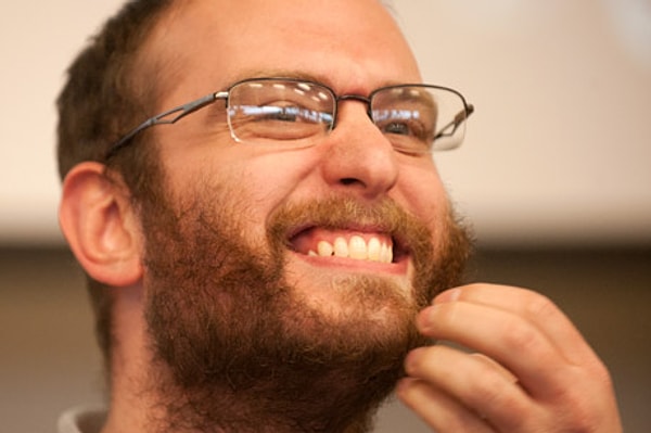 11. Сейчас полно мужчин, думающих, что так они выглядят более привлекательными и таинственными...