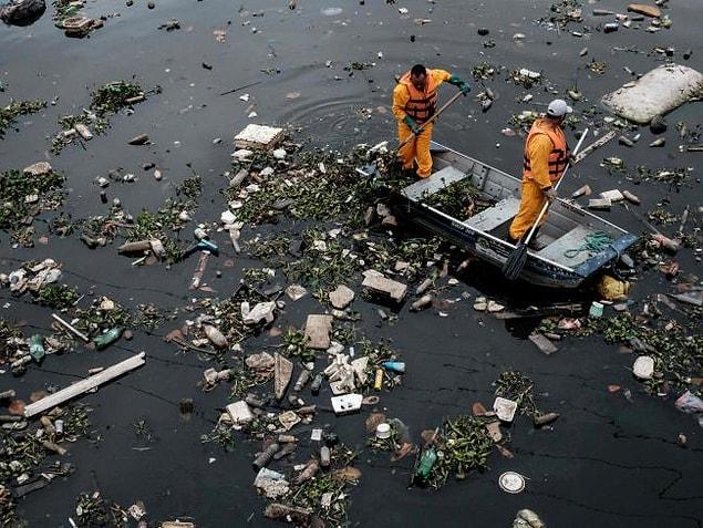 3. Olympic athletes complaining about the pollution on the Guanabara Gulf.