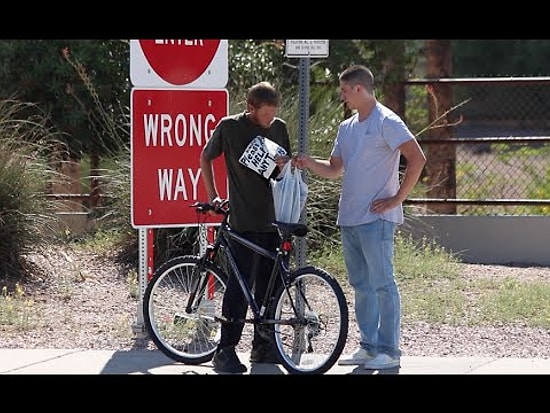 Ютубер дарит бездомным совершенно новые велосипеды