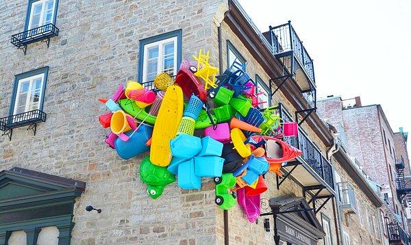 José Luis Torres Kanada'da yaşadığı binayı renkli plastik ürünlerle ilginç bir şekilde sergilemiş ve ortaya eleştirel heykel çıkmış diyebiliriz
