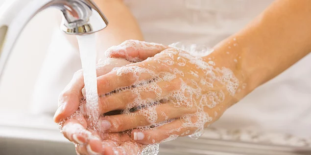 2010 yılında yapılan bir çalışmaya göre kadınlar el temizliğine erkeklerden çok daha fazla önem vermektedir. Kadınların %93'ü tuvaletten çıkarken elini yıkarken, bu sayı erkekler için %77'dir.