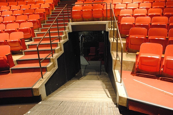 2. Миф: "Вомиторий - это пристройка к столовой в древнеримском доме, где можно было избавиться от лишней пищи"