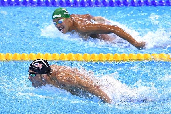 16. Güney Afrikalı yüzücü Chad le Clos ezeli rakibi Michael Phelps'e bakıyor, 200m erkekler kelebek.
