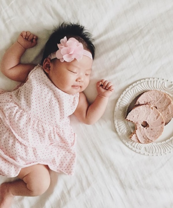 2. "Джоуи спит так крепко и так мило, что, смотря на нее, я подумала, что было бы хорошо добавить какой-нибудь реквизит вокруг нее и сфотографировать мою малышку, а потом отправить снимок бабушкам и дедушкам", - говорит новоиспеченная мама.