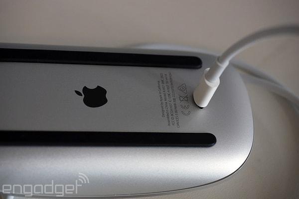 3. Şarj ederken kullanmanın mümkün olmadığı bu tuhaf girişli yeni Apple mouse'u.