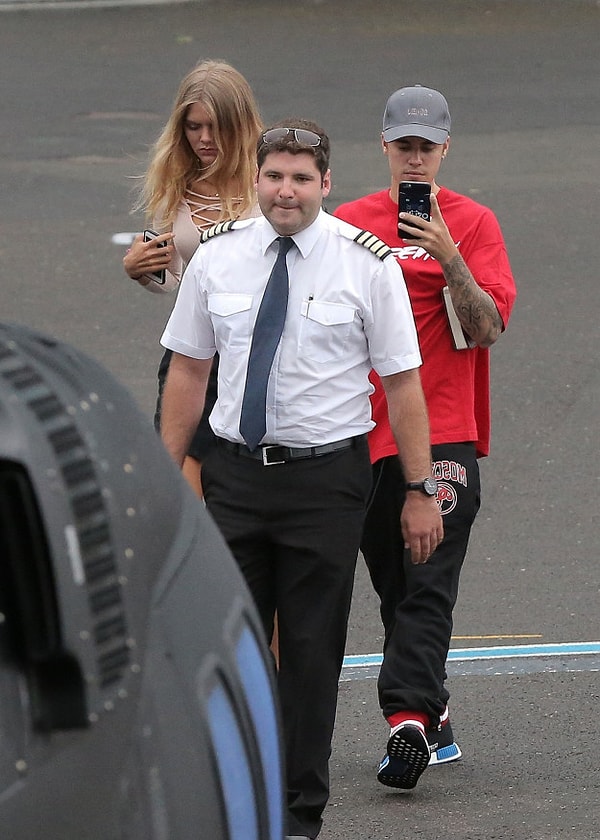 7. Длинноногая леди сопровождала его в Лондоне всю дорогу.